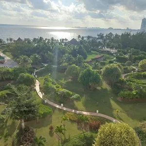 Отель Beachfront, Канкун